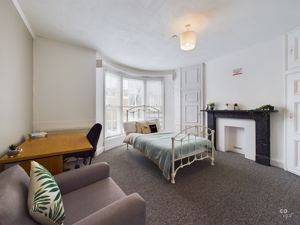 bed 5 - click for photo gallery